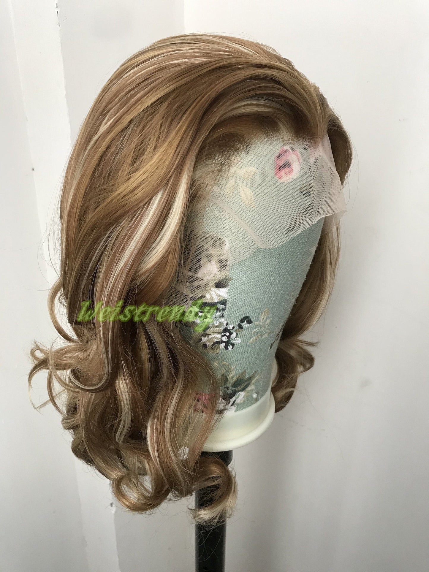 Mixed Brown Blonde Hightlights Medium Length Waves Hair Synthetic Soft Swiss Lace Frontal Wig Free Part Heat Friendly